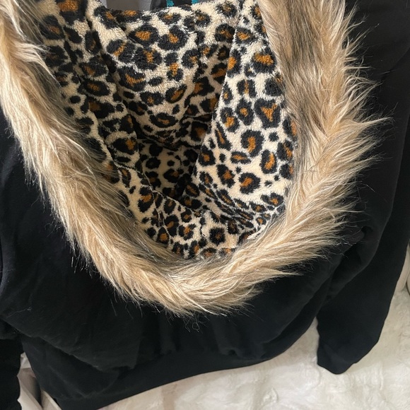 Live to be Spoiled, zip up “LOVE”jacket - Picture 14 of 15